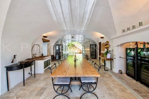 8kms from Gordes, this building transformed into a bed and breakfast of 360m² of living space, with authentic charm, represents the perfect balance between Provençal authenticity and modernity. Located in the plain at the foot of the Monts du Vauclus...