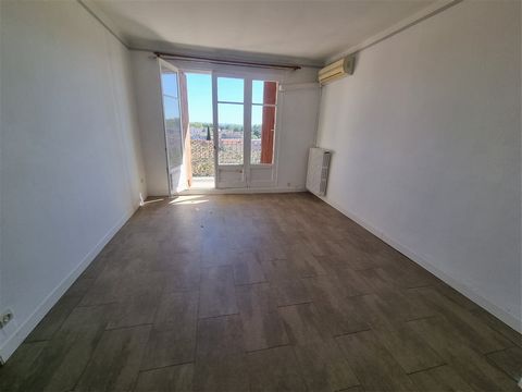 F3 apartment with balcony and cellar on the 6th and last floor with elevator Exceptional view on the NORTH side of the Popes' Palace. Living room 15 m2, equipped kitchen 9 m2, 2 bedrooms of 12 m2 and 11.5 m2, office space 3.5 m2, Bathroom 3.8 m2, sep...
