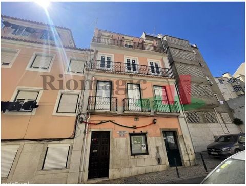 Apartamento T1 com uma área de 49 metros quadrados, situado no coração de Lisboa, na freguesia de Santa Engrácia. O imóvel é composto por hall de entrada, sala comum, um quarto, casa de banho e cozinha. Imóvel localizado numa das principais zonas tur...