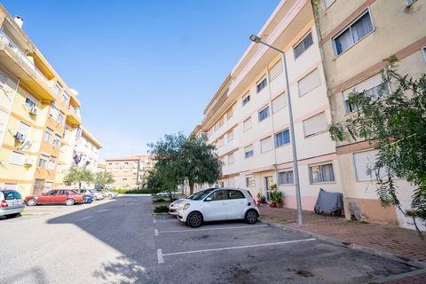 Two-room apartment, measuring 83 m2, in very good condition, and excellent areas. With an east/west sun exposure, you can count on lots of light all day long. You can also count on a pantry that can be transformed into a bathroom, if you wish to have...