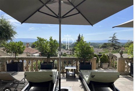 Enjoying panoramic views of the Luberon and Alpilles mountains from its village location in Avignon, is this enchanting 7 bedroom historical house with garden, pool and Jacuzzi. This magnificent property dating from 1820 is a real gem. With its inner...