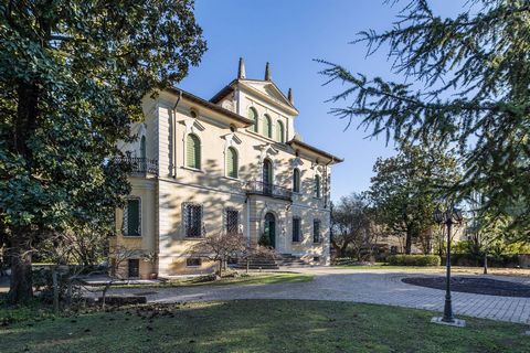 Sun-drenched villa near Cà degli Ulivi Golf Course, surrounded by breathtaking green scenery. Included in a prestigious residential complex with seven elite villas, this property offers ample spaces and a private garden. The charming swimming pool, s...