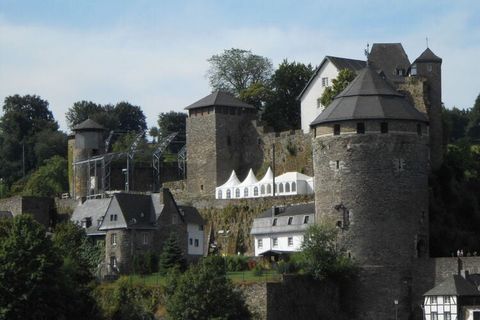 The cozy holiday apartment is in a secluded location in the countryside and offers a particularly beautiful and unobstructed view of the old town of Monschau and the Haller ruins. The holiday apartment is approx. 95 m² in size and has a bedroom, dini...