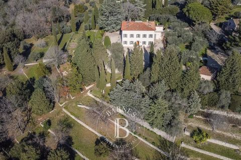 CO-EXCLUSIVITY Charming 17th-century bastide, enlarged in the 19th century and completely renovated in an elegant, classic style in 2015, set in over 2 hectares of grounds with swimming pool and pool house. It is situated on the border of the village...