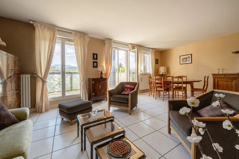 Ideally located in Annecy le vieux, 5 minutes from the lake and all amenities. Come and discover this duplex apartment on the 4th floor with approx. 118m2 of living space. The second floor features an entrance hall, a bright living room with access t...