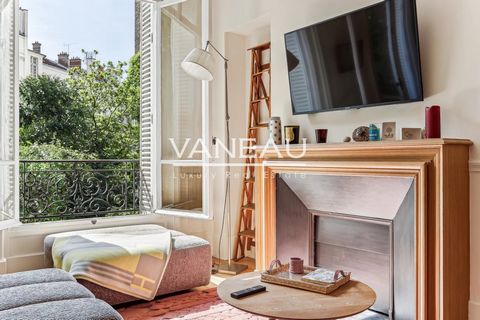 Die Groupe Vaneau befindet sich auf dem noblen Gelände eines privaten Herrenhauses und bietet Ihnen eine prächtige 79,47 m² (77,56 m² Loi Carrez) Wohnung mit 3,50 m hohen Decken. Sie werden von seiner Helligkeit, der hohen Qualität der Renovierung un...