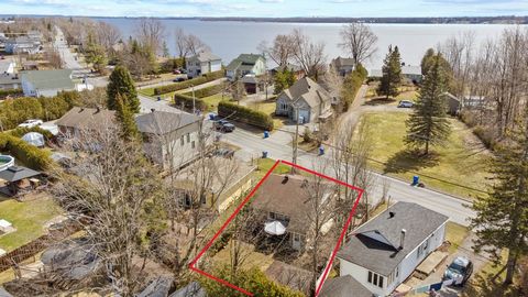 Looking to own a property with immense potential? This home is, conveniently located just a few steps away from the Rivière des Outaouais, offers endless possibilities. Situated 2 minutes from the municipal boat launch and a short distance to the gol...