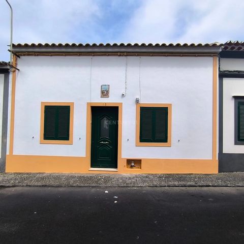 Location: Located in the city of Ribeira Grande, this house benefits from a privileged location, close to the beach and natural pools and the city center. Characteristics: 3 Bedrooms (T3): Spacious and well lit, ideal for families or groups. Common A...