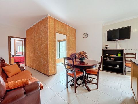 Ten fantastyczny apartament z dobrymi powierzchniami, składa się z 1 sypialni, 1 łazienki, 1 kuchni, umeblowanej, komórki lokatorskiej i garażu. W budynku znajduje się winda. Jego uprzywilejowana lokalizacja, w pobliżu plaży Nazaré, pozwala cieszyć s...