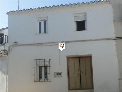 Cette maison de ville de 114 m2 construite avec 4 chambres doubles est située dans le village espagnol traditionnel de Fuente-Tojar, à proximité de la ville populaire de Priego de Cordoba en Andalousie, en Espagne. Situé dans une rue calme avec un pa...