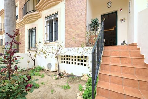 Semi-detached house in a closed and quiet urbanization. This townhouse less than 2 minutes from Chilches beach, Mercadona and the highway. This house has a garden at the entrance perfect for putting your garden or flowers. On the entrance floor we ha...