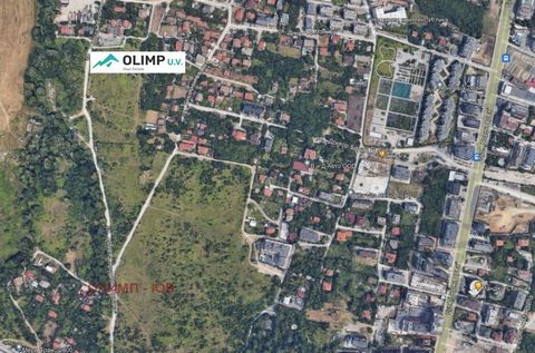 Terrain dans un endroit calme surplombant la montagne Vitosha, face à une rue goudronnée. Construit les communications, l’électricité et l’eau sur la rue en face de la propriété. Il tombe dans la zone Zhm3, densité de bâtiment 20%, retrait 0,5, corni...