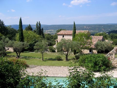 On the outskirts of one of our most charming villages, close to Grignan,... Completely restored and clad in dry stones, this house benefits from a wooded and largely enclosed plot of 2320m2. Beautiful pool area: heated swimming pool of 10x5m (liner t...