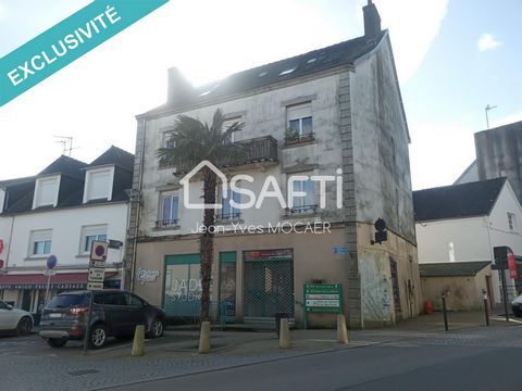 Located in the heart of Châteauneuf-du-Faou, this building represents a rare investment opportunity, offering profitability well above the market average, with an annual income exceeding 30,000 euros. Featuring six apartments, comprising six T2, as w...