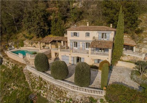 Provencal villa of 228 m2 of living space on a landscaped garden of 2500 m2, located in a very quiet area of Tourrettes-sur-Loup. The property, built on three levels, is composed of: On the first level, a large living room with direct access to the g...