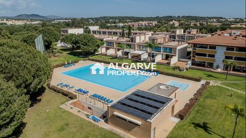 Located in Vilamoura. Unique 3+2 bedroom semidetached villa in a private complex excellently located inside the Millennium Golf Course with golf views. Closed complex with large gardens and communal swimming pool. With 300 sq.m. of built area, the vi...