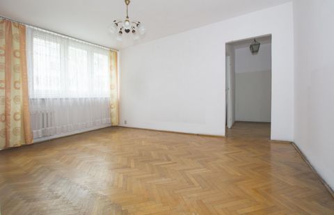 Przedmiotem oferty jest sprzedaż trzypokojowego lokalu mieszkalnego o powierzchni 47 m2 (dokładnie 47.22 m2) położonego na I piętrze bloku z wielkiej płyty zlokalizowanego przy ulicy Tatrzańskiej 108 w Łodzi. Mieszkanie składa się z salonu, dwóch syp...