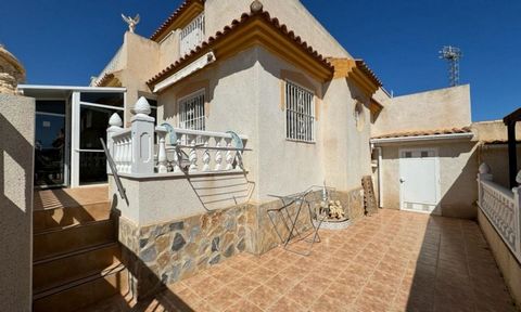 Wonderful quad style property in Playa Flamenca. The property has 2 floors and consists of: 2 bedrooms (possibility of making 3), 2 bathrooms, large living-dining room, well-equipped kitchen and a large roof terrace. The property is ideally situated ...