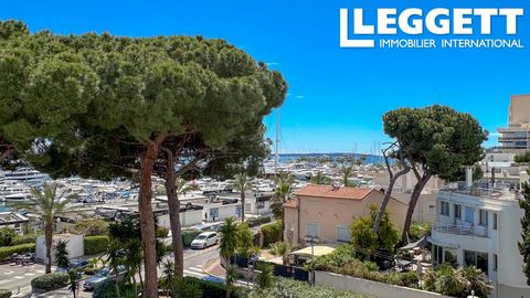 A28855DCA06 - Venez découvrir ce magnifique studio (40m2) avec vue sur le port Camille Rayon et les îles de Lérins. L'emplacement est parfait ! Les transports en commun - bus pour l'aéroport de Nice, Antibes et Cannes ainsi que la gare sont à quelque...
