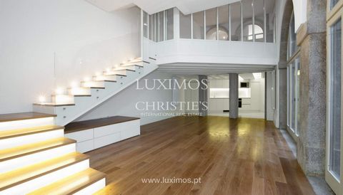 Fantastic duplex apartment, for rent , in the heart of the city of Porto . The layout of the large areas in line with the garden that the apartment has, provide a pleasant experience. One minute from the School of Fine Arts, you will also find a wide...