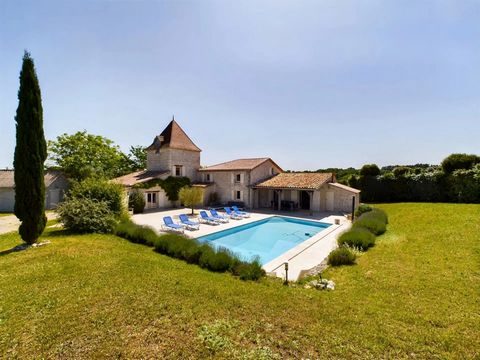 Large and beautiful house partly in stone benefiting from numerous extensions and enlargements giving a contemporary, bright and pleasant air, located just a few minutes from Montaigu de Quercy, Tarn et Garonne. In the countryside, last property of a...