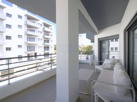 Beautiful flat completely refurbished with lift located in the heart of the Ria Formosa Natural Park in Olhão. The flat has a generous surface with an entrance hall, large living room, integrated and equipped kitchen, storage room, a bedroom en suite...