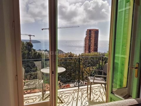 A FEW STEPS FROM THE PRINCIPALITY OF MONACO - Large 4-room apartment of 100 m2 with a magnificent sea view from all rooms, a very large garden, on the top floor of a small villa from the beginning of the 20th century, renovated in 2000, offering an e...
