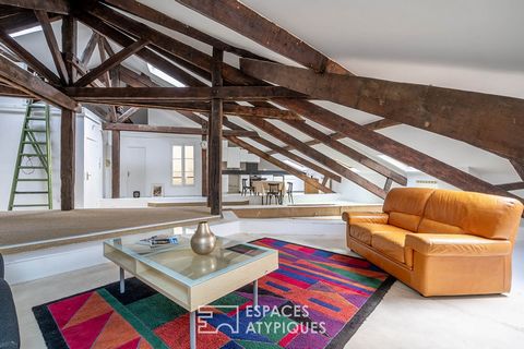Located just a few steps from the Saint Denis Porte de Paris metro station and a 10-minute walk from the Stade de France, this apartment on the 3rd and last floor without elevator develops 190m2 on the ground including 139m2 Carrez. The front door op...