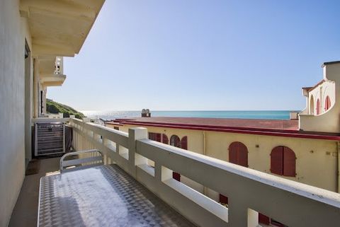 In the 1925 Art-Déco residence of Guéthary, above the Ocean, direct elevator to port and beach, pretty T2 with mezzanine tastefully renovated and optimized to the maximum, long balcony view of the waves of Parlementia and the port of Guéthary. A cell...