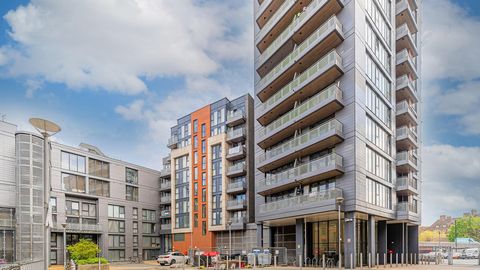 To jasne i nowoczesne mieszkanie z jedną sypialnią znajduje się w samym sercu Bow, położonego w Caramel Court, Taylor Place, E3, który jest jedną z najpopularniejszych dzielnic mieszkalnych we wschodnim Londynie. Apartament składa się z nowoczesnej k...