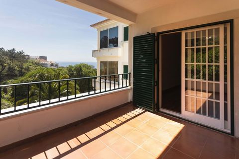 Excellent opportunity in Praia do Sul, located at Rua Carrasqueira da Vila nº20, also known as Rua Comandante Filipe Freire. Villa with 3 floors where in all of them you can enjoy outdoor spaces with sea views. With an inverted triplex layout, on the...