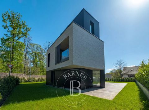 Welcome to this sumptuous contemporary residence, an exceptional architectural work nestled in the sought-after Kockelscheuer district of Luxembourg. This new residence, with a total net surface area of approximately 404 m², embodies the perfect comb...