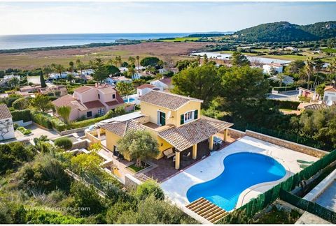 Esta gran casa familiar es la casa de vacaciones ideal para aquellos que buscan estar cerca de una playa llena de diversión. Son Bou es la playa de mayor extensión de Menorca y es popular por su arena blanca y aguas de color turquesa. La casa está ub...