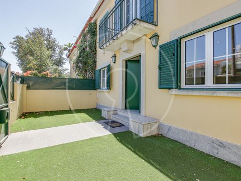 3 Bedroom villa, in a privileged location, in the neighborhood of Careca, in Restelo. The villa is distributed over 3 floors and is composed as follows: Floor 0 - Spacious living room with fireplace and access to the outside, where one can find a ple...