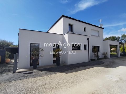 Megagence, Elise AUDINEAU offers you just a few minutes from Les Sables d'Olonne, this beautiful contemporary house from 2012 of approximately 170m2 on a plot of 3142m2, located in the La Billonière district of Ste Foy. This property includes a livin...