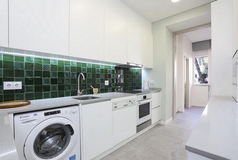 Fantastic 4-bedroom apartment in Lisbon's Historic Zone, fully and carefully renovated with luxury materials, blessed by natural light, facing both east and west. Located on the first floor of a also renovated building, with 1 apartment per floor, ne...