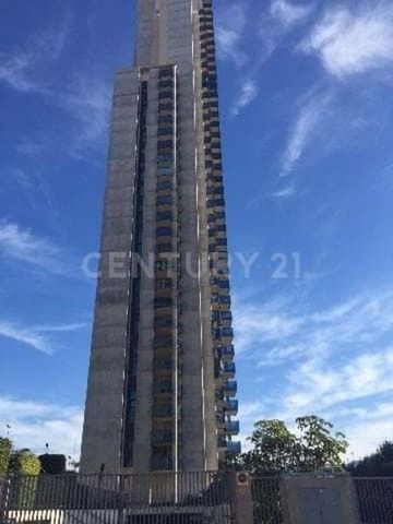 Excellent opportunity to acquire in property this residential flat located in the Kronos building in Benidorm (Alicante), with an area of 64,63m² distributed in hall, one bedroom, one bathroom, living-dining room, fitted kitchen, drying area and terr...