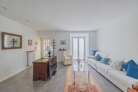 Are you looking for a city apartment in a central but absolutely quiet and inner city location in Merano? Then you should definitely take a look at this offer: in an arcaded house overlooking the Tappeinerpomenade and consisting of only 4 units, ther...