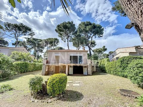 For sale, villa Cap d'Antibes Beautiful house in the center of the Cap d'Antibes, on a land of about 700 sqm with a beautiful garden view. Many possibilities.