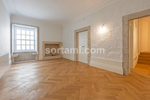 Fantastic two bedroom apartment in the centre of Porto! Apartment with a total area of 109m2, comprising a living room, kitchen, two bedrooms, which of one en-suite with access to a large terrace and one bathroom. Ideal for those looking for a premiu...