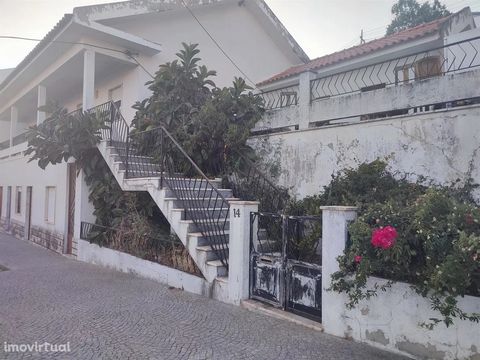 Gelegenheid in Penamacor, in deze fantastische villa bestaande uit 7 slaapkamers. Met balkon, terras en privétuin, een prachtig uitzicht in wat uw volgende huis zou kunnen zijn. In de hele ommuurde tuin is er een waterput, een stenen fontein en fruit...