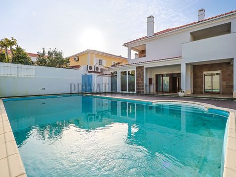 This interesting 4 bedroom villa with pool and easy access to Lisbon, offers a luxurious and comfortable lifestyle, with several amenities that ensure maximum comfort for the whole family. On the ground floor, as you enter the house, you are greeted ...