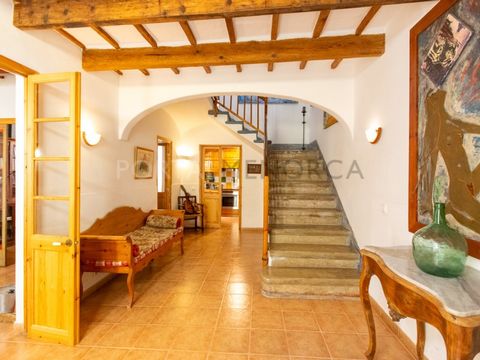 This charming town house, located in the heart of Mercadal and renovated in traditional Menorcan style, is an ideal family home. Built on 3 levels and maintaining all of its original character and features; It consists of a large entrance hall, a cos...