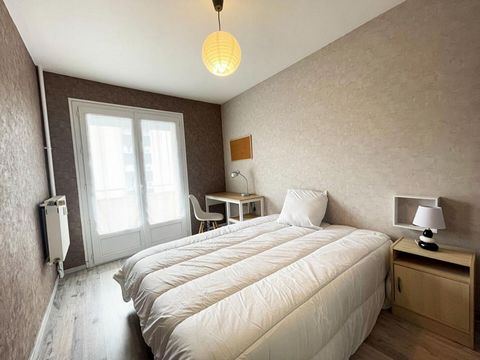 Arnaud Debruyne vous propose une chambre de 11 m2 à la location, pour un loyer de 410 euros + 50 euros de charges ( Eau, électricité, chauffage ) , chambre refaite à neuf, mobilier neuf, lit double, bureau et placard dans chaque chambre, dans un appa...