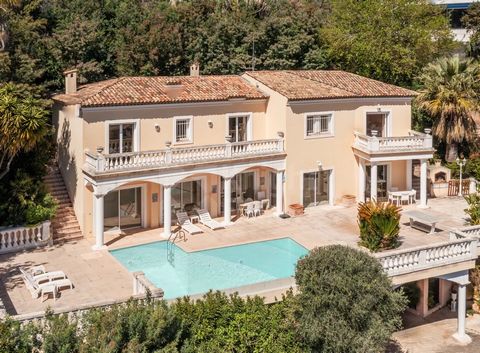 Situated in a charming residential area, 5 minutes from the town centre and in absolute peace and quiet, this superb 300 square metre villa boasts spacious rooms, an infinity pool and magnificent views over the sea and the Bay of Cannes. It benefits ...