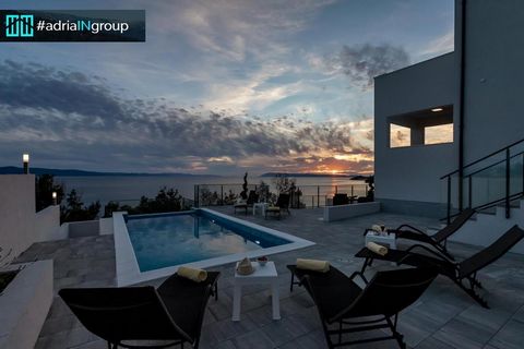 Podgora / Drašnice, MODERN HOUSE WITH PANORAMIC VIEW - read the description - exclusive sale of the agency #adriaINgroup - the buyer pays an agency commission of 3% of the sales price Dear clients, viewing of the property is only possible with a sign...