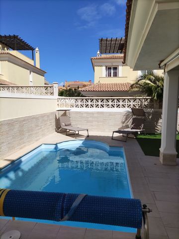 The Golden Park complex is located in the upper area of Corralejo. Close to the Lidl and Mercadona supermarkets. Quiet area, just 3 km from Grandes Playa and 3 km from the town center. The house has a ground floor with a garden and private pool. Larg...