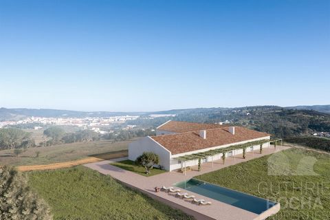 Incredible hill in the eastern area of Aljezur, with 34 hectares and a 232 m2 ruin very well positioned with excellent sun exposure, facing south/west, where you can see the entire town of Aljezur and its castle in the distance. To east Monchique and...