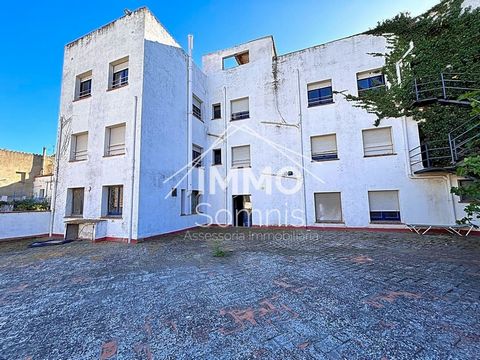 An excellent investment opportunity is offered in Llançà, with a hostel strategically located in the heart of the village. This property, with a large plot of 470m2, is ideal to be renovated and converted into a hostel, hostel or even an apartment bu...