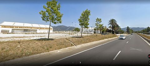 Este nave industrial diáfano se encuentra en Carretera Besalú Roses, 154, 17480, Roses, Girona. Es un nave industrial, construido en el año 2010, que tiene 900 m2 de los cuales 900 m2 son útiles . Se trata de un inmueble con orientación sur. Incluye ...